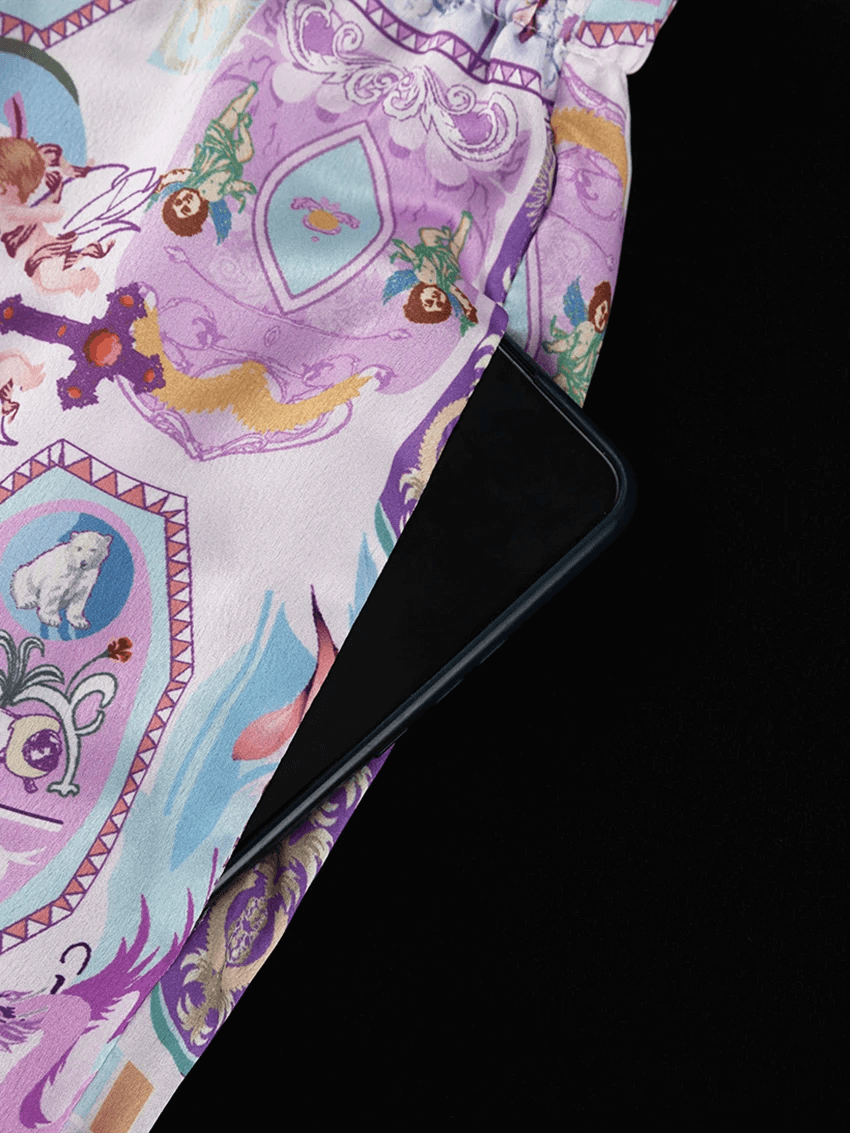 Tasca laterale dei pantaloni in raso con motivo barocco e dettagli floreali, capiente per smartphone.
