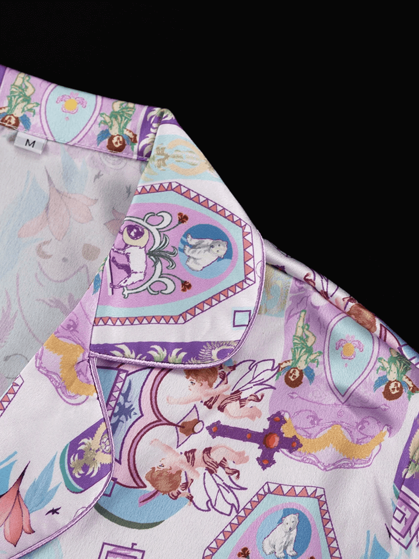Colletto del set loungewear in raso con stampa barocca multicolore e dettagli romantici in stile rétro.