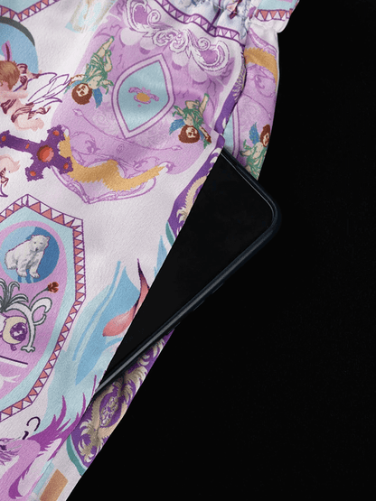 Tasca laterale dei pantaloni in raso con motivo barocco e dettagli floreali, capiente per smartphone.